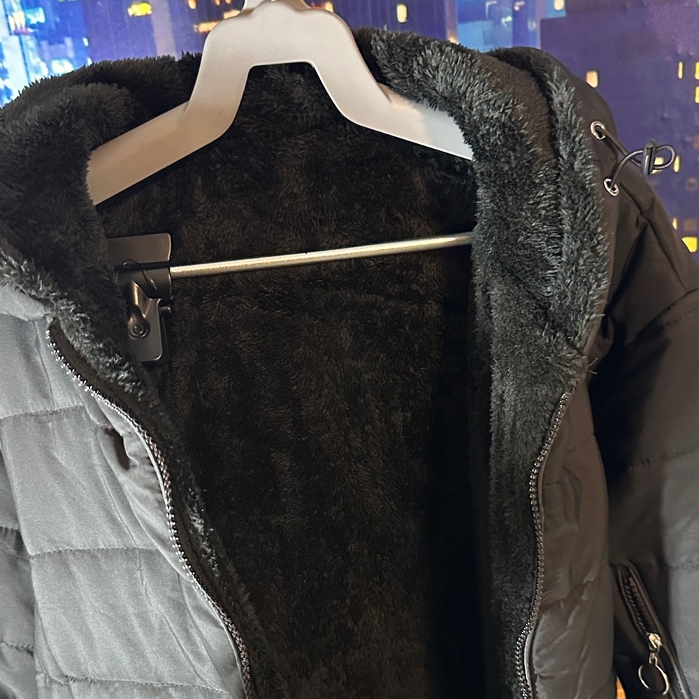 Women’s Black Hooded Puffer Coat with Faux Fur Lining - Picture 4 of 5